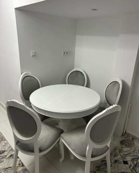 Evim Hizmet Lake Beyaz Açılır Baba Masa & Madalyon Oymalı Sandalye Takımı