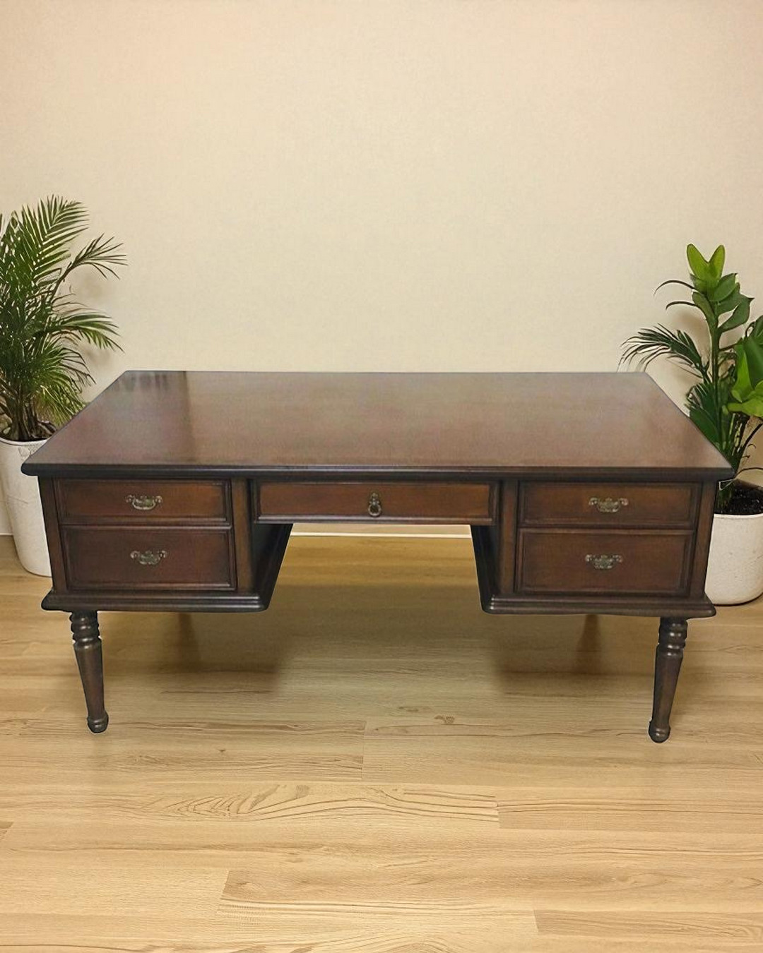 Evim Hizmet Klasik Tornalı Ceviz Çalışma Masası